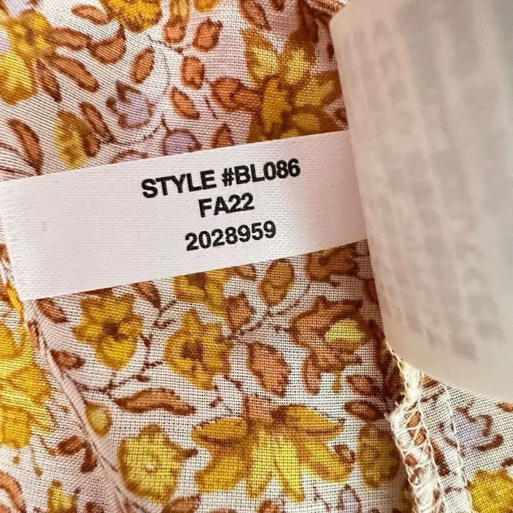 J. Crew Womens size 4 Puff-sleeve V-neck top in scattered blooms - Picture 8 of 10